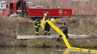 Mit Ölsperren wie diesen kämpfen Feuerwehrleute auf der Großen Mühl gegen die Öl-Verschmutzung. ...