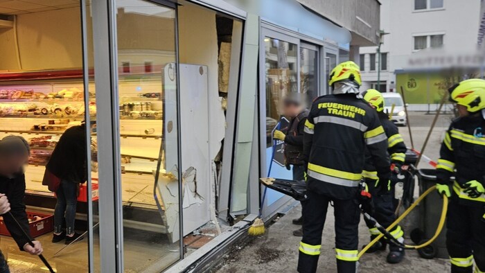 Die örtliche Feuerwehr rückte nach dem Unfall aus.