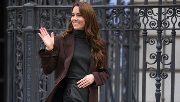 Der „Kate Effekt“ hat wieder zugeschlagen! Alle wollen den braunen Blazer der Prinzessin von Wales – und der stammt aus der kreativen Feder eines österreichischen Designers. (Bild: APA/AP Photo/Kin Cheung)