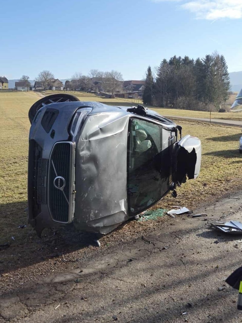 Der Unglückswagen lag auf der Seite. (Bild: FF Semriach)