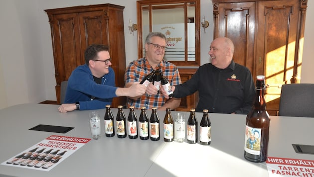 Pressebetreuer Lukas Juen, Obmann Bernhard Juen und Starkenberg-Chef Martin Steiner (v.l.) stoßen mit dem Lebenselixier auf die Fasnacht am Sonntag an. (Bild: Daum Hubert)