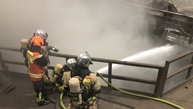 Die Löscharbeiten im Innenraum (Bild: Berufsfeuerwehr Graz)