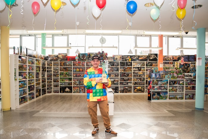Stolz auf seinen Shop – Toms Ziel ist es, das schönste Legomuseum Europas zu erschaffen.