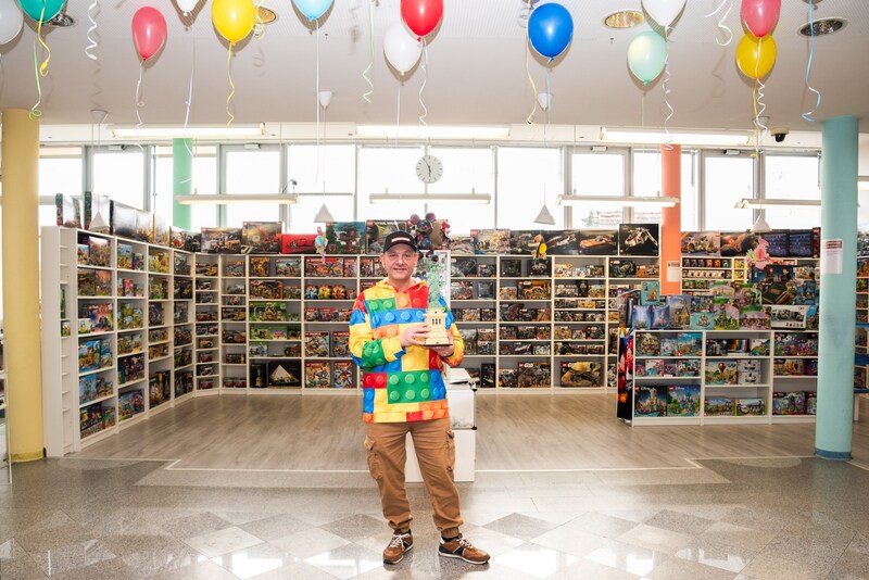 Proud of his store - Tom's goal is to create the most beautiful Lego museum in Europe. (Bild: Doris_SEEBACHER)