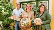 Mittlerweile hat Anna Wakonig (Mitte) den Hof der Eltern, die sie tatkräftig unterstützen, ...