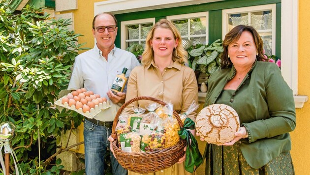 Anna Wakonig (center) has now taken over the farm from her parents, who actively support her. (Bild: zVg)