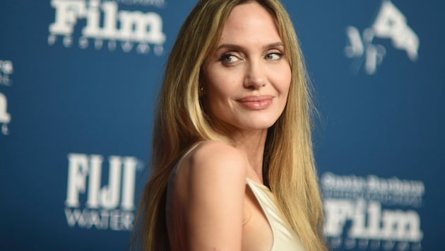 Angelina Jolie has now revealed that she once quit smoking because of the tough training program for "Tomb Raider". (Bild: APA/Richard Shotwell/Invision/AP)