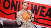 Da schau her! Julia Fox machte in New York Bianca Censori Konkurrenz und zeigte sich „oben ...