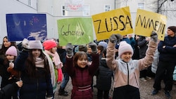 Mit Transparenten wurde die Fassungslosigkeit der Schüler unterstrichen. .