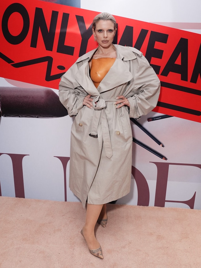 Julia Fox ließ bei einem Beauty-Event in New York ihren „Busen“ blitzen. 