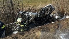 Die beiden Autos lagen in einem Bachbett.  (Bild: Daniel Scharinger)