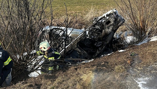 Die beiden Autos lagen in einem Bachbett.  (Bild: Daniel Scharinger)