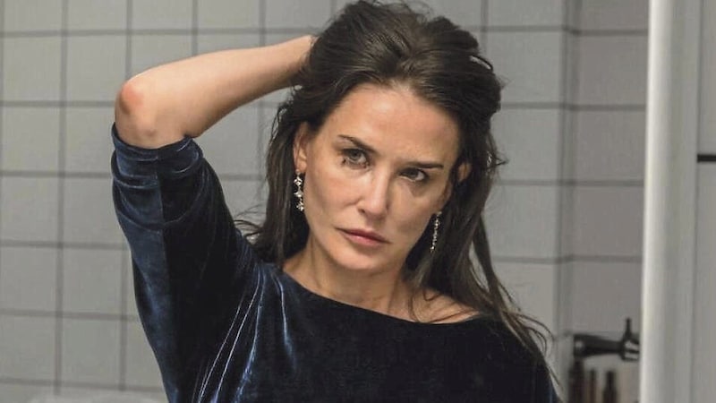 „The Substance“: Eine Droge soll ein jüngeres Ich erzeugen – Demi Moore probiert es aus. (Bild: Warner Brothers Media)