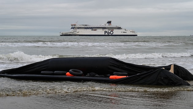 Ein Migrantenboot an der Küste Frankreichs nach dem misslungenen Versuch, den Ärmelkanal zu überqueren (Bild: APA/AFP)