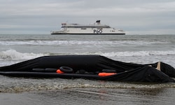Ein Migrantenboot an der Küste Frankreichs nach dem misslungenen Versuch, den Ärmelkanal zu ...