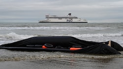 Ein Migrantenboot an der Küste Frankreichs nach dem misslungenen Versuch, den Ärmelkanal zu ...