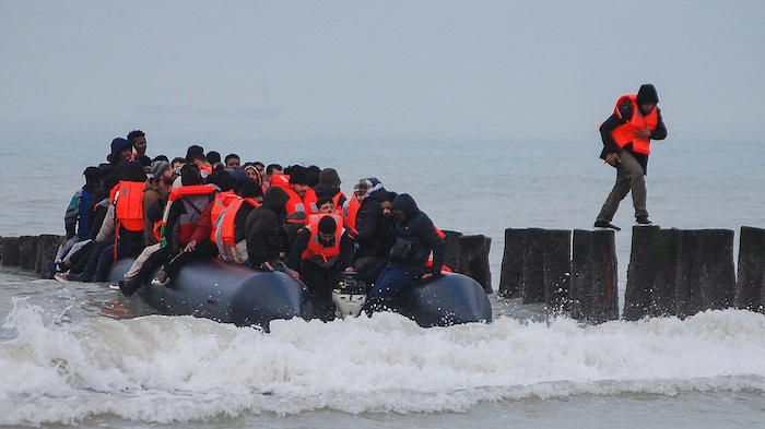 Flüchtlinge nach einer gescheiterten Überfahrt in einem Schlauchboot