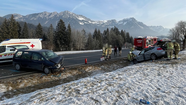 An beiden Autos entstand massiver Schaden. (Bild: ZOOM Tirol/Krone KREATIV)