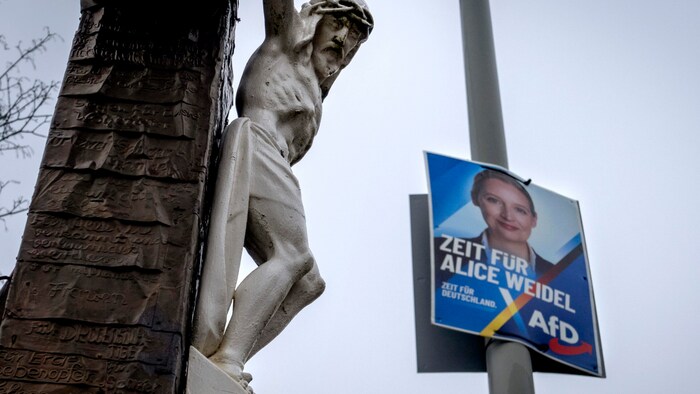 Erstmals liegen die rechtsextreme AfD und die etablierten Unionsparteien CDU/CSU gleichauf.