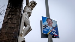 Ganz klassisch und möglichst „kanzlerlike“ gibt sich die AfD im Wahlkampf in Deutschland (hier im Bild) – die von einem Österreicher spendierten Plakate fallen dabei aber aus der Reihe. (Bild: AP/Michael Probst)