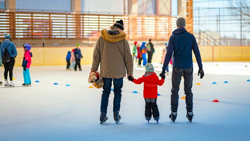 On February 11 and February 13, the artificial ice rink in Eisenstadt is open to children and young people up to the age of 18 free of charge. (Bild: Andreas Hafenscher)