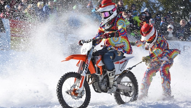 In Gosau, skiers are pulled by motorcycles. (Bild: Wolfgang Spitzbart)