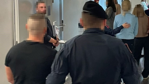 Die Ungarn wurden von den Justizwachebeamten aus der U-Haft vorgeführt. Ihre Kinder werden die beiden länger nicht sehen. (Bild: HS, Krone KREATIV)