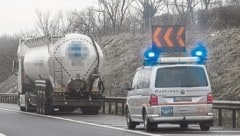 Defekt am Straßenrand: Der außertourliche „Standplatz“ des Lkw wird von der ASFINAG gesichert. (Bild: Patrick Huber)