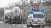 Defekt am Straßenrand: Der außertourliche „Standplatz“ des Lkw wird von der ASFINAG gesichert.