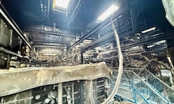 Der Tag danach zeigt die immense Zerstörung der einsturzgefährdeten Halle.