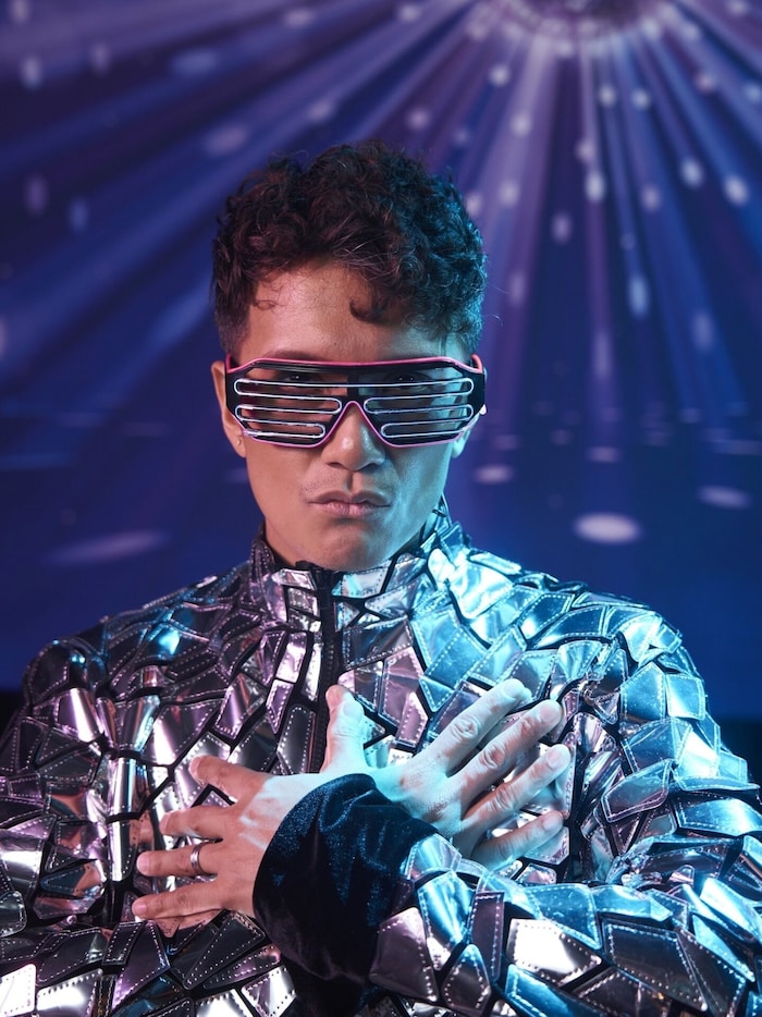 Flashy outfits and 80s flair: Vincent Bueno as Jojo in "Bring Me Edelweiss - The Musical of the 80s". 
