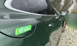 Im Tank sind E-Fuels nicht von konventionellem Sprit zu unterscheiden.