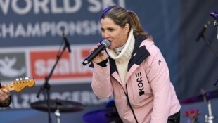 Elisabeth „Lizz“ Görgl durfte auf der Westbühne in der Fanmeile spielen! 