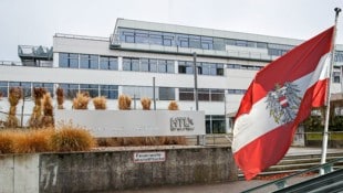 Der Stein des Anstoßes: Die Österreich-Flagge musste aus einem Klassenzimmer der HTL Braunau entfernt werden  (Bild: Krone KREATIV/Scharinger Daniel, Gerhard Bartel)