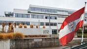 Der Stein des Anstoßes: Die Österreich-Flagge musste aus einem Klassenzimmer der HTL Braunau ...