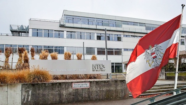 Der Stein des Anstoßes: Die Österreich-Flagge musste aus einem Klassenzimmer der HTL Braunau entfernt werden  (Bild: Krone KREATIV/Scharinger Daniel, Gerhard Bartel)