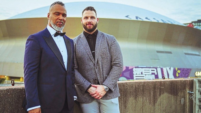 Extra für die Super-Bowl tauschen die RTL-Experten Patrick Esume (l.) und Björn Werner ihr ...