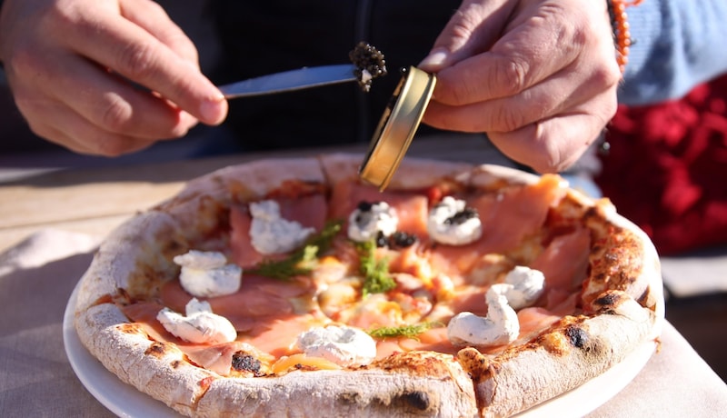 Sophisticated and extremely tasty: the "caviar pizza" at the Walleggalm (Bild: Tröster Andreas)