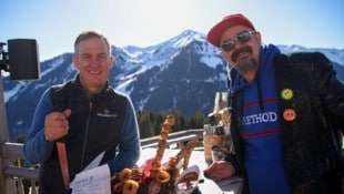 Walleggalm-Chef Josef Hirschbichler serviert frisch gegrilltes Tomahawk-Steak. Sommelier Mario ist begeistert. (Bild: Tröster Andreas)