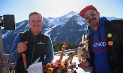 Walleggalm-Chef Josef Hirschbichler serviert frisch gegrilltes Tomahawk-Steak. Sommelier Mario ...