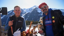 Walleggalm-Chef Josef Hirschbichler serviert frisch gegrilltes Tomahawk-Steak. Sommelier Mario ist begeistert. (Bild: Tröster Andreas)