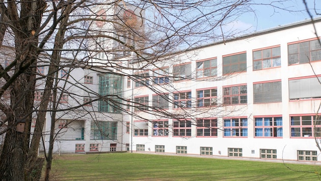 In der Diesterwegschule sollen zwei Klassen ins Freie verlagert werden. Aktuell wird geprüft, ob die Container auf der grünen Wiese oder auf einem Parkplatz aufgestellt werden können. (Bild: Einöder Horst/Horst Einöder)