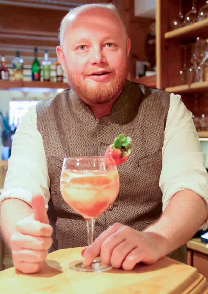 Matthias Hirschbichler created a red-white-red cocktail (Bild: Tröster Andreas/Andreas Tröster)