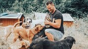 Michael Midzan mit einigen der Hunde vor Ort in Bihac