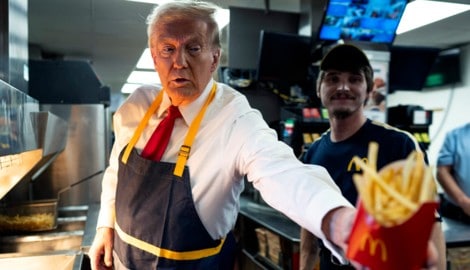 Donald Trump in einer gestellten Szene an der Fritteuse: Krone+ zeigt, wie es echt zugeht. (Bild: Getty Images via AFP/GETTY IMAGES/POOL)