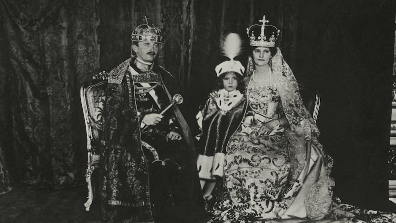 Karl, Zita und Kronprinz Otto 1916 bei der letzten Krönung im Hause Habsburg (Bild: akg-images / picturedesk.com)