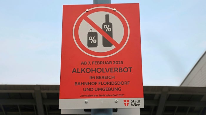 Die neuen Hinweisschilder sind nicht zu übersehen.