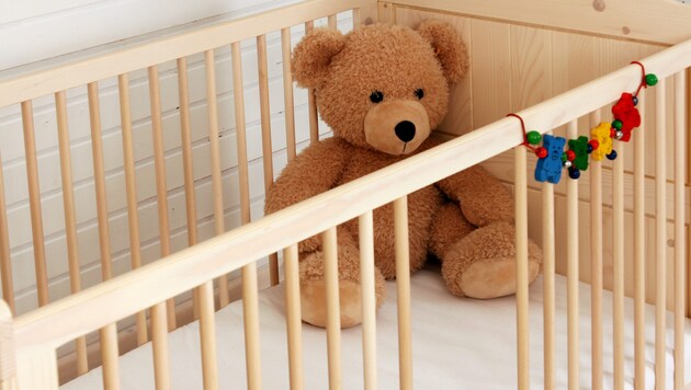 In Gelsenkirchen, Germany, a toddler suffocated under a mattress (symbolic image). (Bild: stock.adobe.com/Anke Thomass )