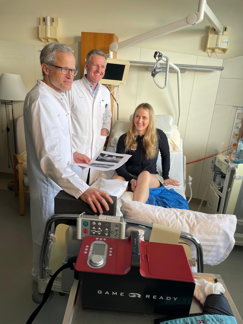 Nina Ortlieb with Dr. Max Zacherl (left, Deputy Medical Director) and Dr. Christian Kammerlander, Medical Director. (Bild: Ski Austria )