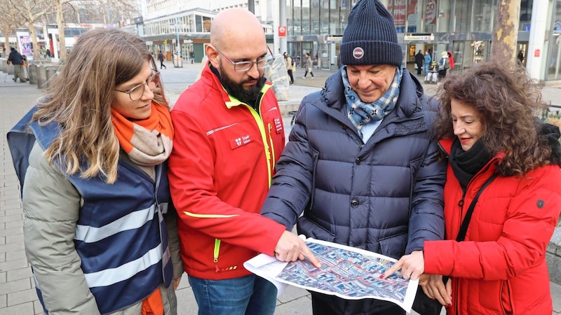 Einsatzbesprechung vor dem Floridsdorfer Bahnhof mit Walter Hillerer (2. von rechts), Leiter der Gruppe Sofortmaßnahmen, und Teams der Stadt und der ÖBB (Bild: Zwefo)